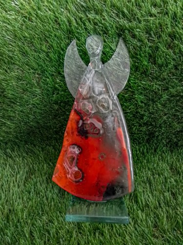 Szklany anioł handmade na trawie – unikatowa dekoracja ogrodowa i pomysł na prezent