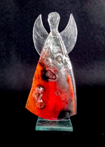 Szklany anioł czerwono-przezroczysty na czarnym tle – elegancka dekoracja wnętrza handmade