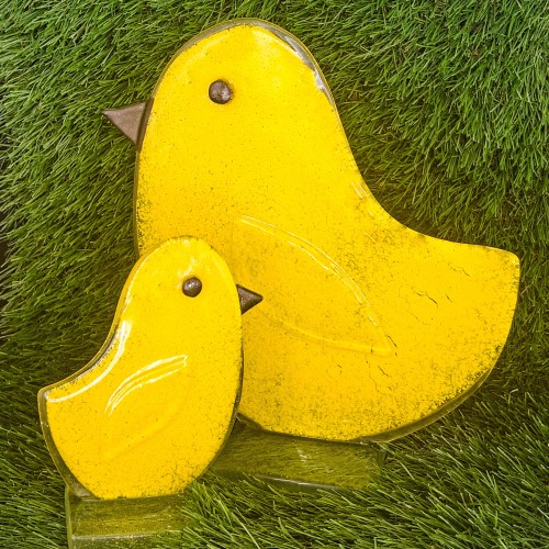 Mała figurka szklanego kurczaka jako element wielkanocnego stroika - nowoczesna dekoracja świąteczna na stół 2026 - polskie rzemiosło.